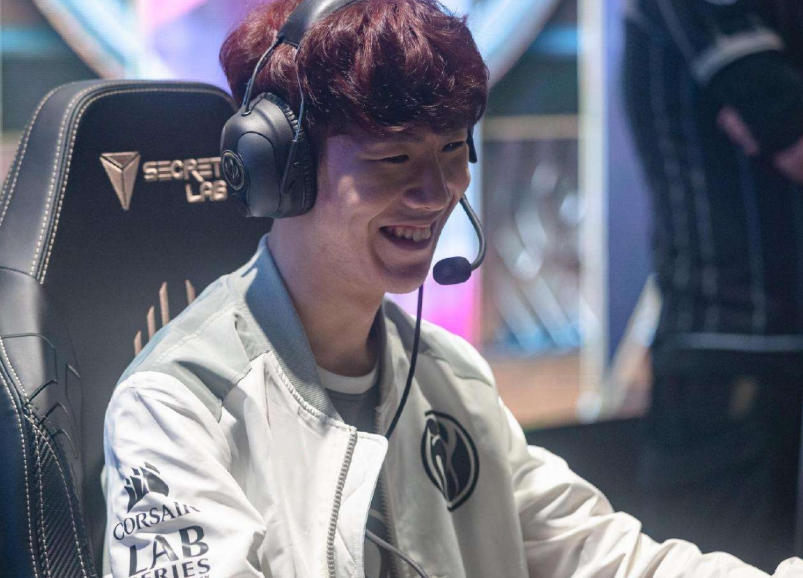 罗云熙与LPL四支出征队伍合照：LPL加油出征顺利，等凯旋！